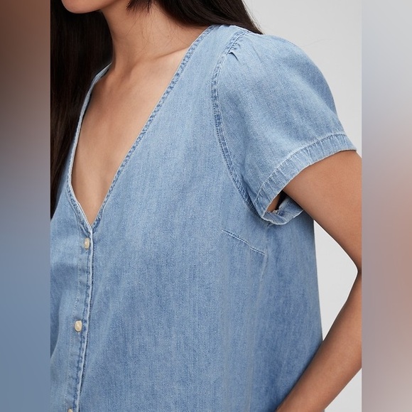 CLOSET CLEANOUT: GAP Women’s Denim Chambray V-Neck Button-Front Shirt - Size L - Picture 2 of 8